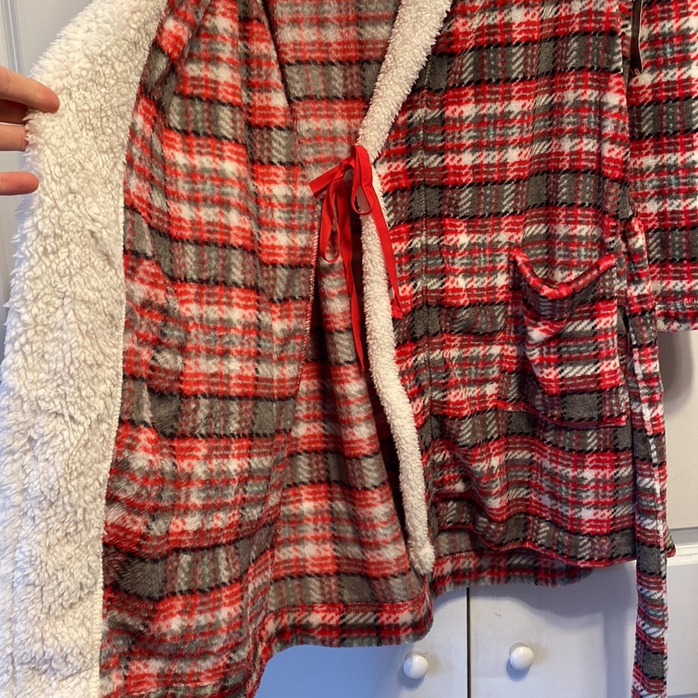 Women's Short Hooded Fuzzy Robe - Picture 5 of 6